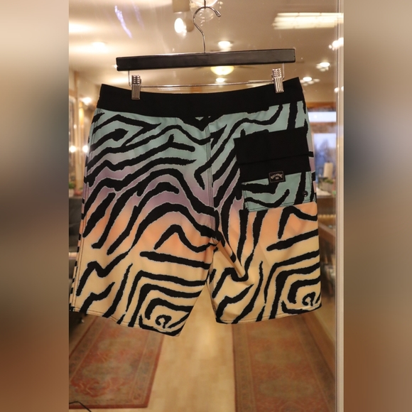 Billabong Hybrid Board Shorts - Picture 4 of 7